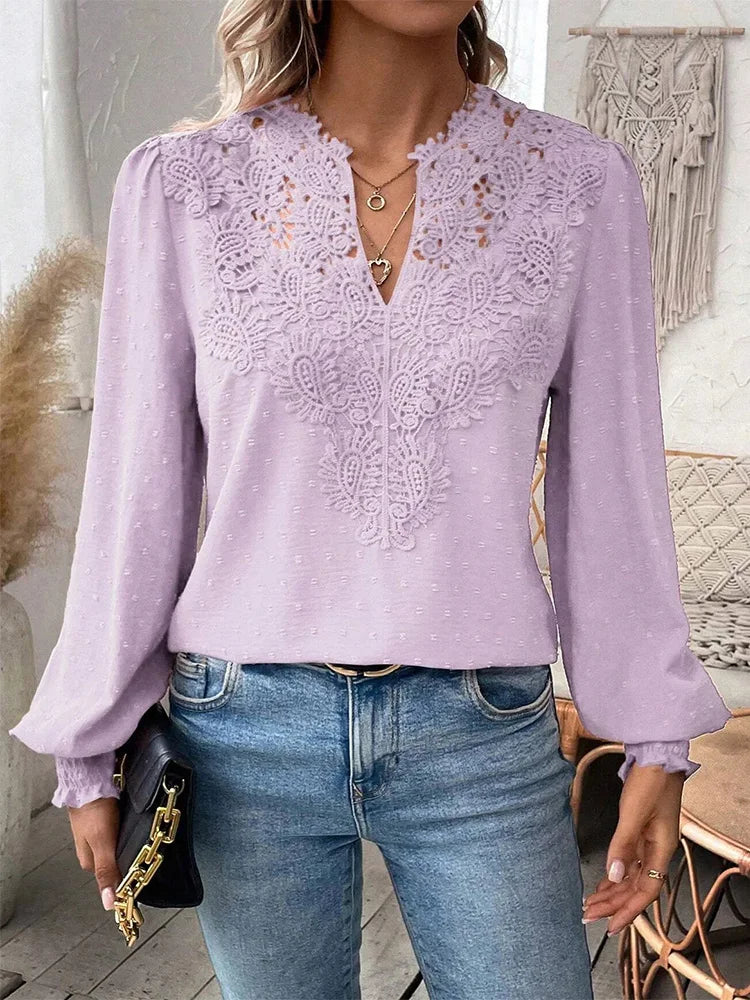 Valloré | Luxuriöse Spitzenbluse mit V-Ausschnitt
